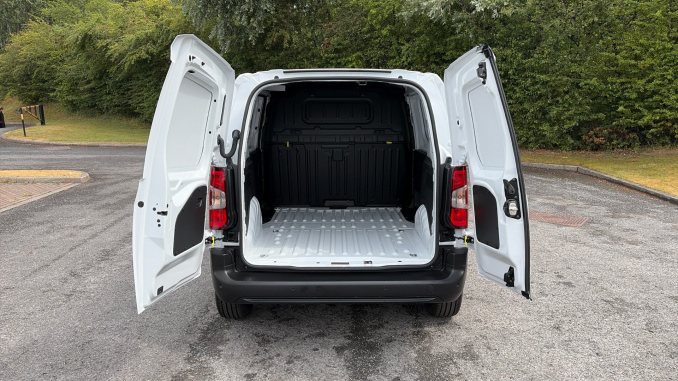 Vauxhall Combo Cargo Combo Diesel 1.5 Turbo D 100ps Prime Plus H1 Van - Image 3